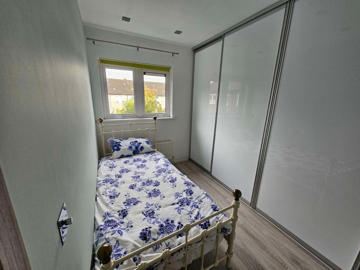 Modern Urban Haven: Stylish Getaway Apartment Lisburn Exterior foto