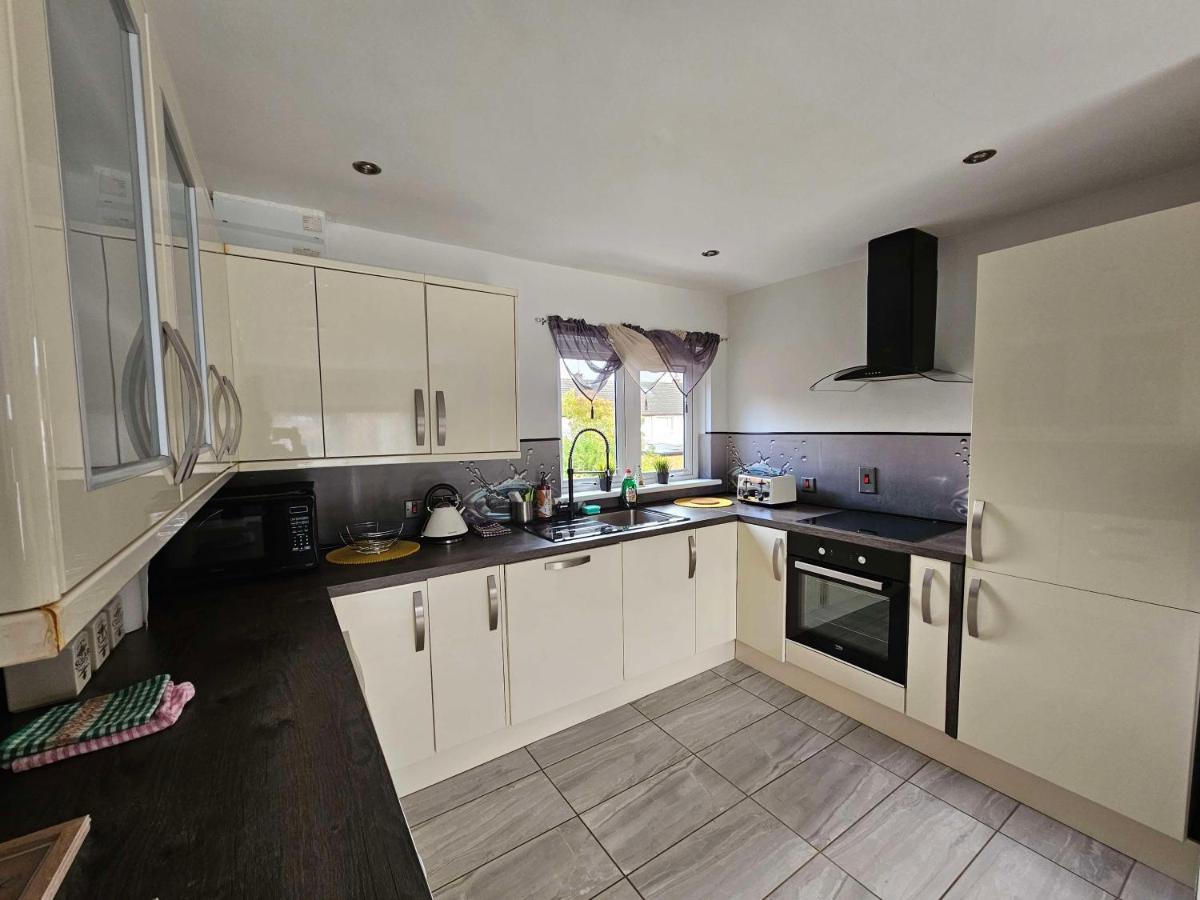 Modern Urban Haven: Stylish Getaway Apartment Lisburn Exterior foto