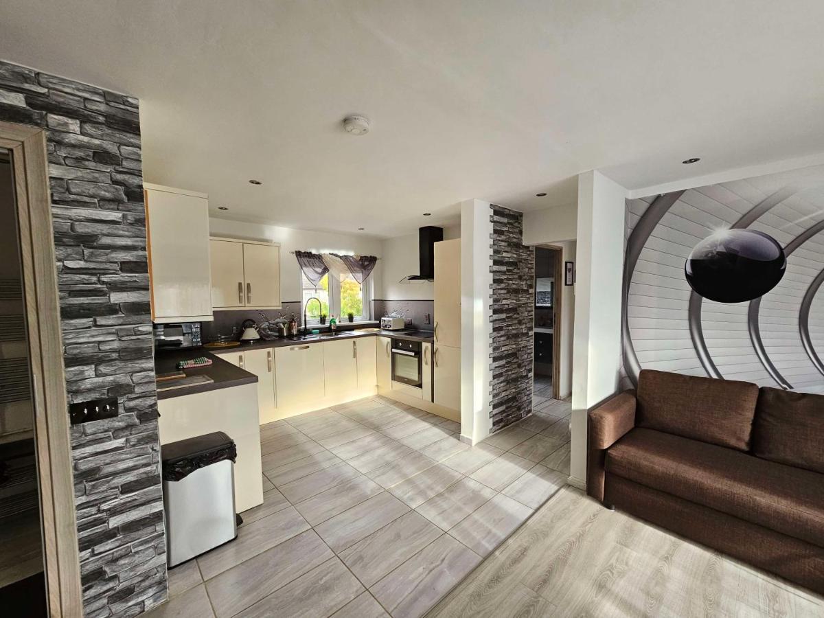 Modern Urban Haven: Stylish Getaway Apartment Lisburn Exterior foto